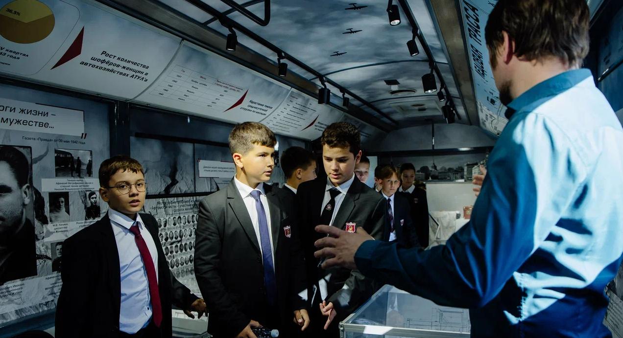 Школьники Петроградки почтили память жертв блокады на Левашовском хлебозаводе