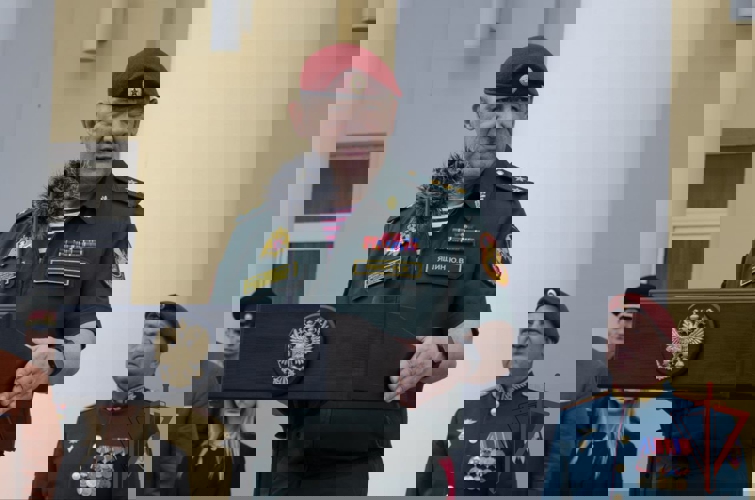 Первый заместитель директора Росгвардии генерал-полковник Юрий Яшин вручил вымпел директора Росгвардии Центру специального назначения «Витязь»