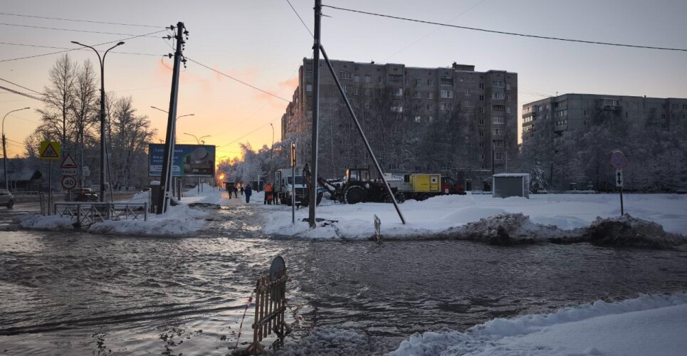 Шесть аварийных бригад устраняют прорыв водопровода на перекрёстке улиц Псковская и 8 Марта