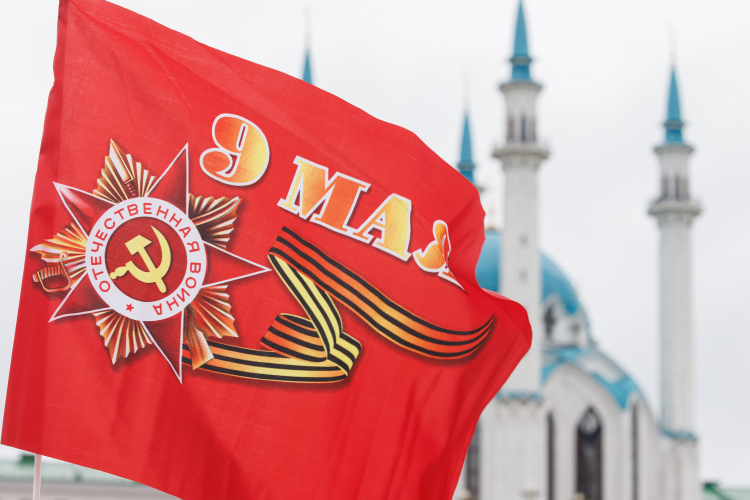 Что касается Казани, намечены парад, шествие «Бессмертного полка» и салют. При этом парад будет без традиционного прохождения механизированной колонны — ее заменит статичная экспозиция