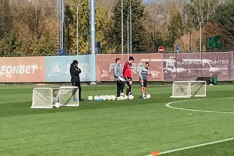 Олег Иванов (в центре) стоял рядом с тренерским штабом