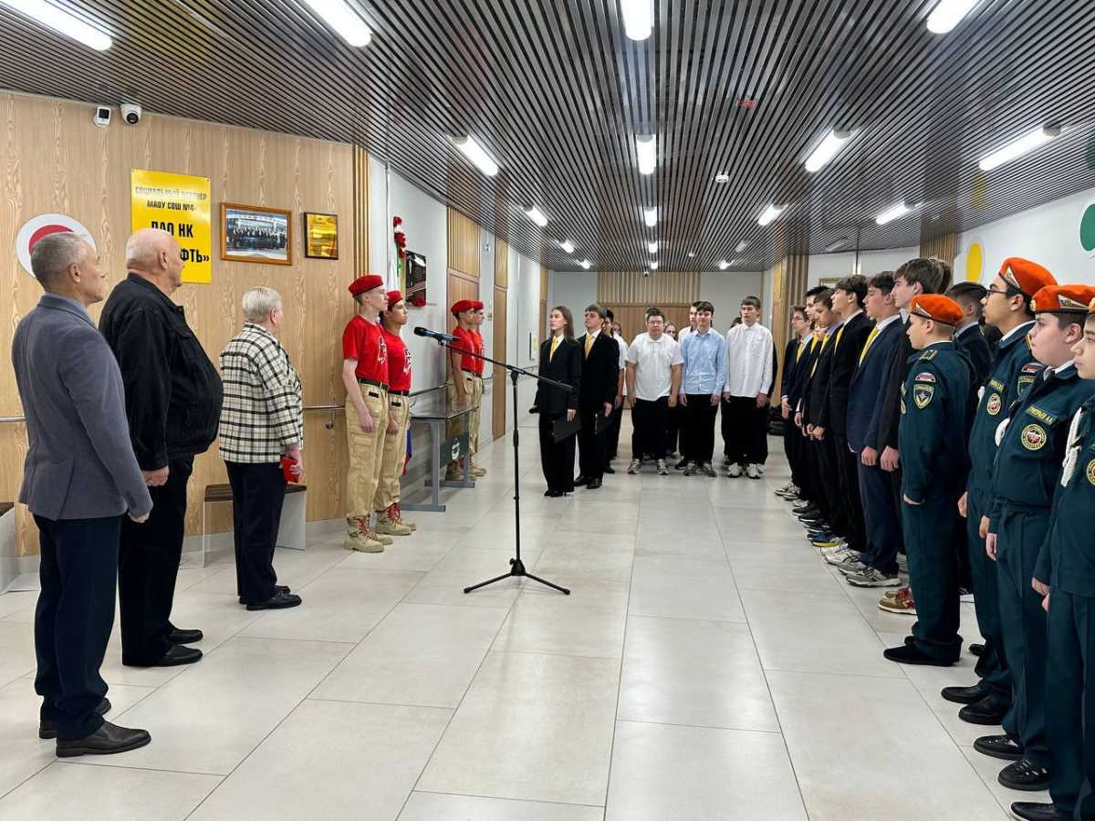 В годовщину гибели выпускника-героя в школе №4 Губкинского прошла памятная линейка