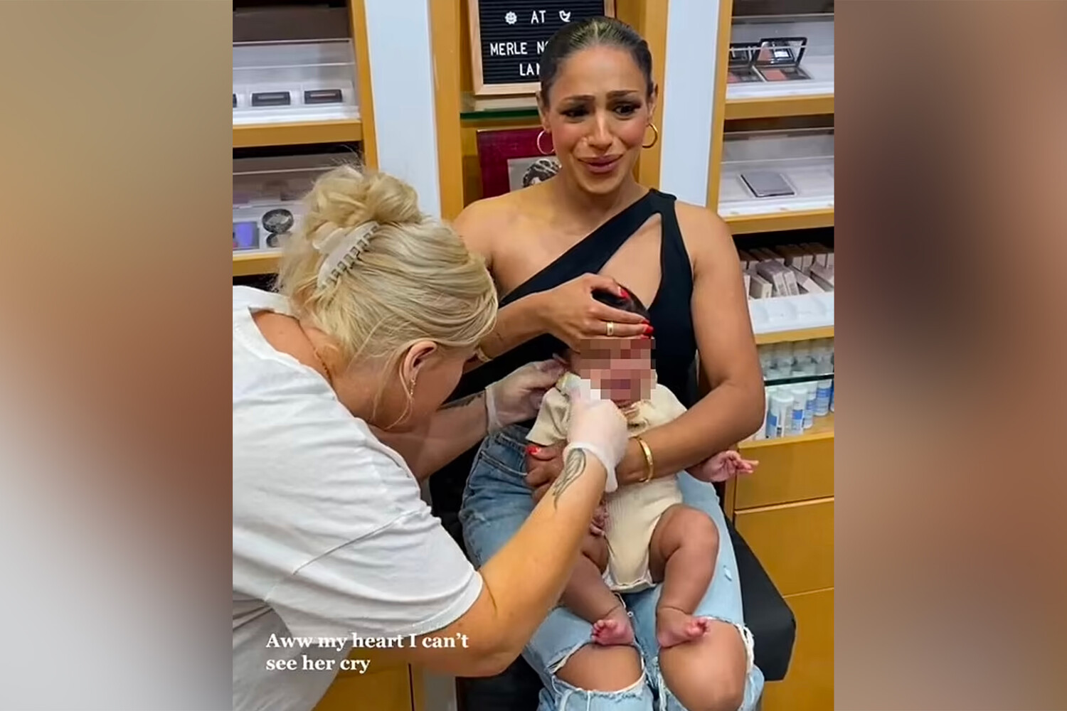 Мама проколола сыну уши и одела серьги. Серьги для детей. Прокалываем маму. Прокалываем маму. Маленькие детки с проколотыми ушами.