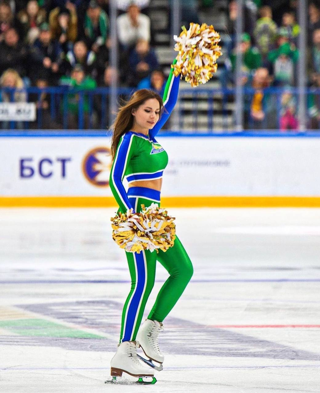 Ice girls Салават Юлаев. Группа поддержки хк Салават Юлаев. Группа поддержки Салават Юлаев девушки.