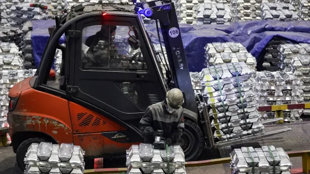 Готовые слитки алюминия на заводе (Фото Кирилла Кухмаря / ТАСС)