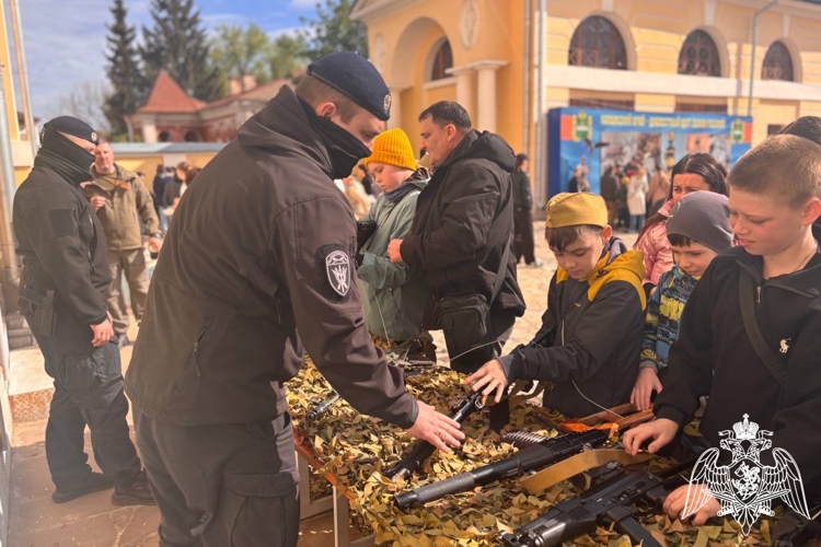 В День Победы росгвардейцы познакомили юных зрителей с современным вооружением на открытом показе веб-проекта «Останься. Детство»