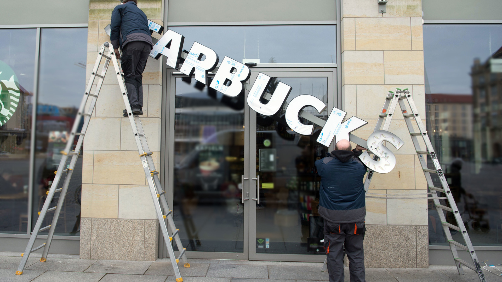 В США 170 кофеен Starbucks закрылись из-за забастовки сотрудников