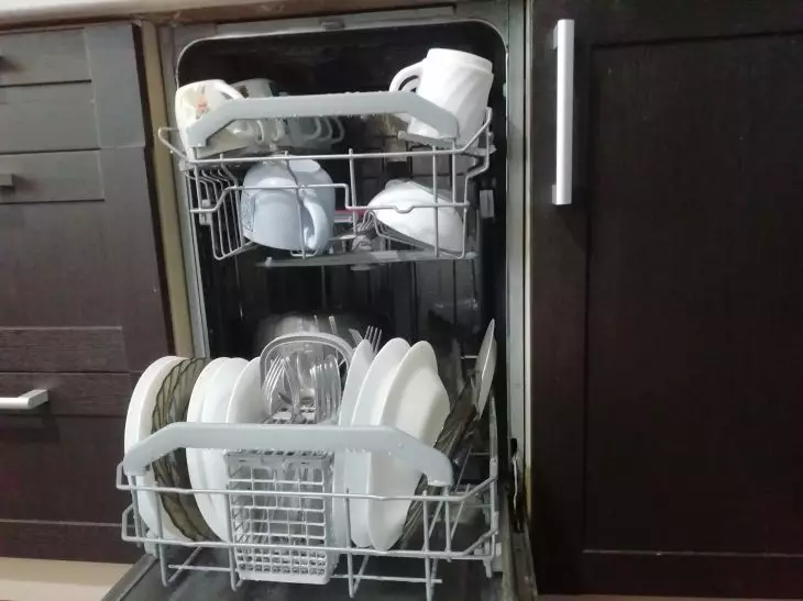 Почему нельзя мыть в посудомоечной машине. Что нельзя мыть в посудомоечной машине список. Можно ли ставить грязную посуду в посудомойку.