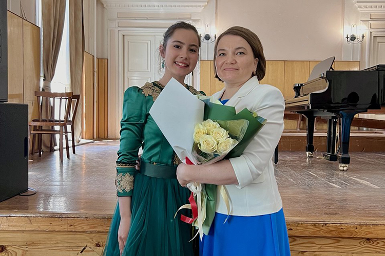 Заслуженный работник культуры Татарстана Гульназ Абдуллина за десятки лет педагогического труда вырастила немало юных вокалистов, лауреатов российских и международных конкурсов. Среди них заслуженная артистка РТ Саида Мухаметзянова