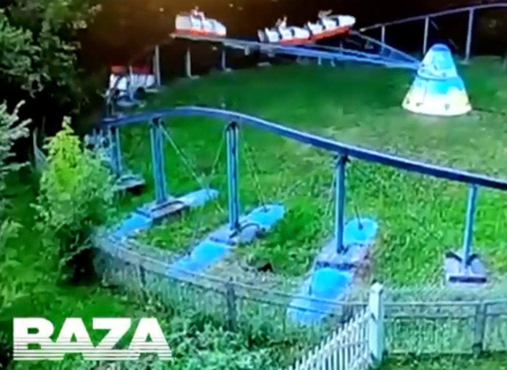 Аттракцион спайдермен. Аттракционы. Аттракцион с резким падением. Парень выпал из аттракциона. Шоу тайм парк гагарина упал человек.