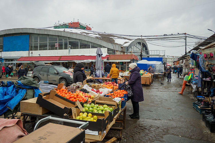 Торги московский рынок. Московский рынок в Казани в 90е. Казань Московский рынок 2000. Казань Московский рынок 1990. На рынке.