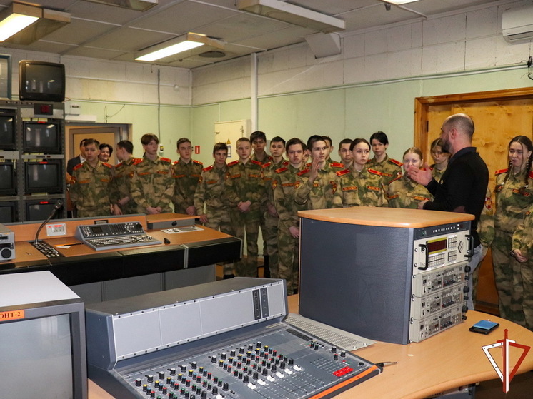 Учащиеся подшефного класса Росгвардии побывали в гостях у журналистов телекомпании ГТРК «Марий Эл»