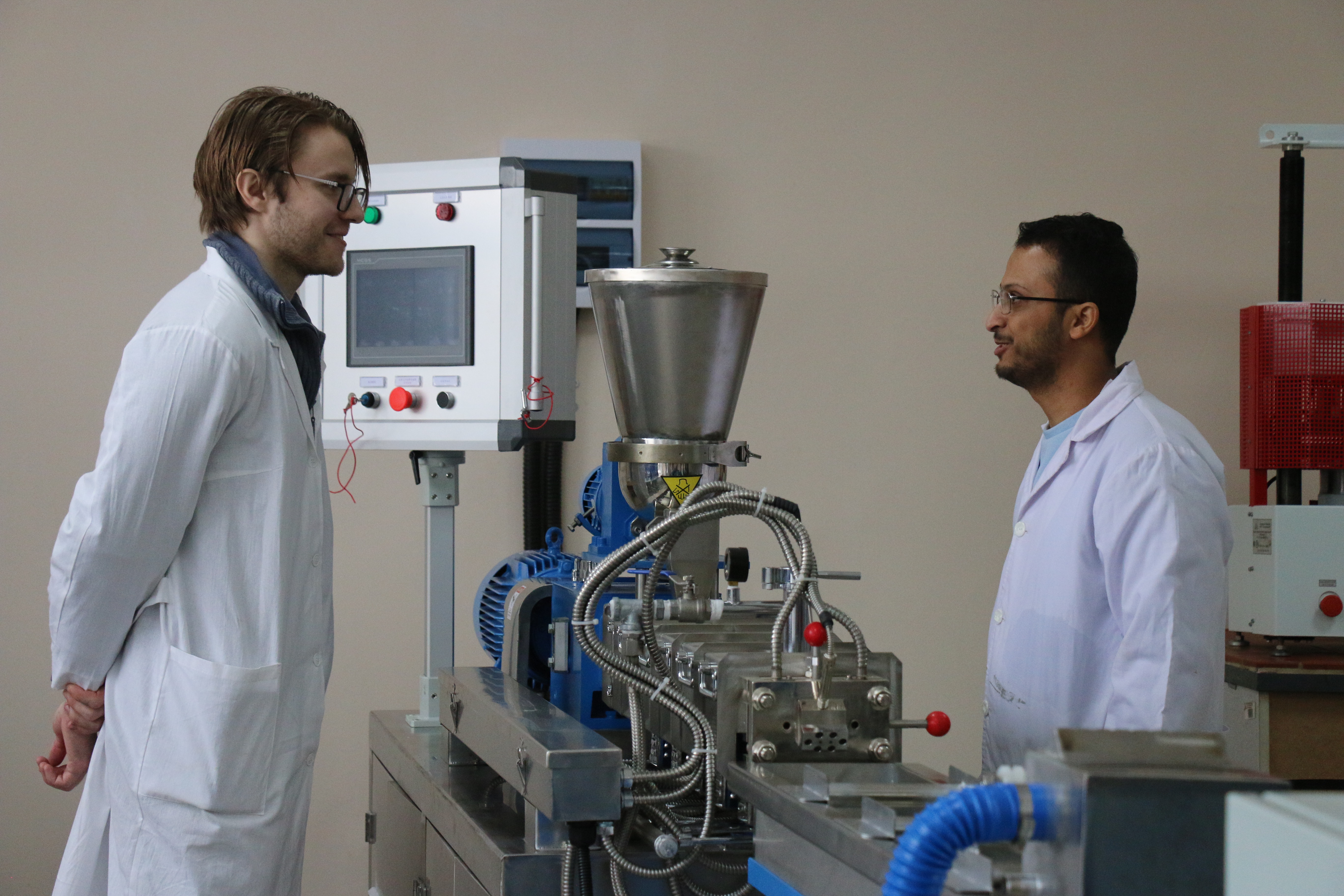 Российская лаборатория. Исследовательская лаборатория. Лаборатория сколково. Российская лабораторная. Молодые ученые в лаборатории.