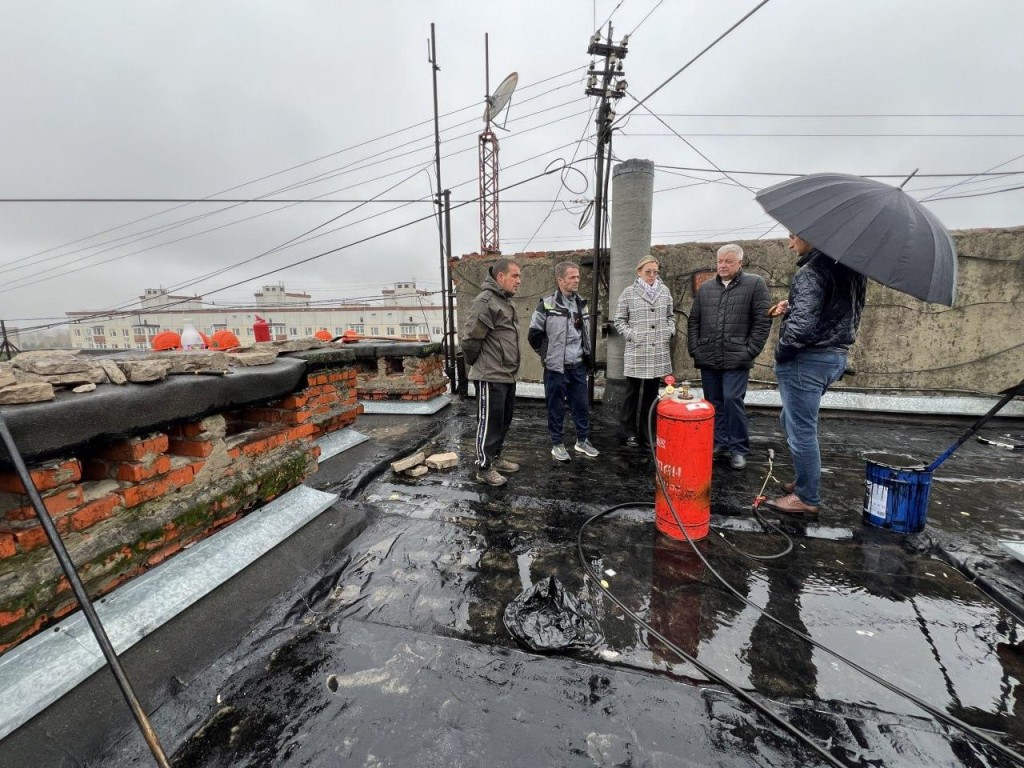 В доме на проспекте Ленина в Балашихе завершают гидроизоляцию кровли