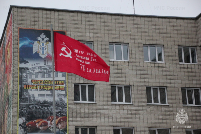 В центре Новосибирска открыли два мурала в честь пожарных