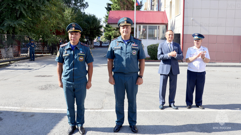 В Тюмени в День государственного флага отметили отличившихся сотрудников МЧС России и их детей