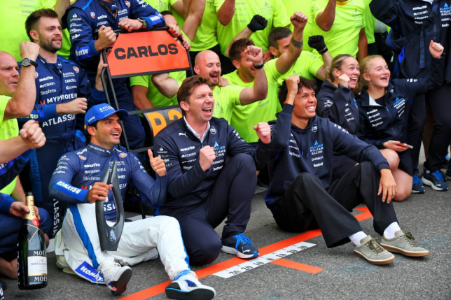 Команда Williams празднует успех Карлоса Сайнса в Баку, фото XPB