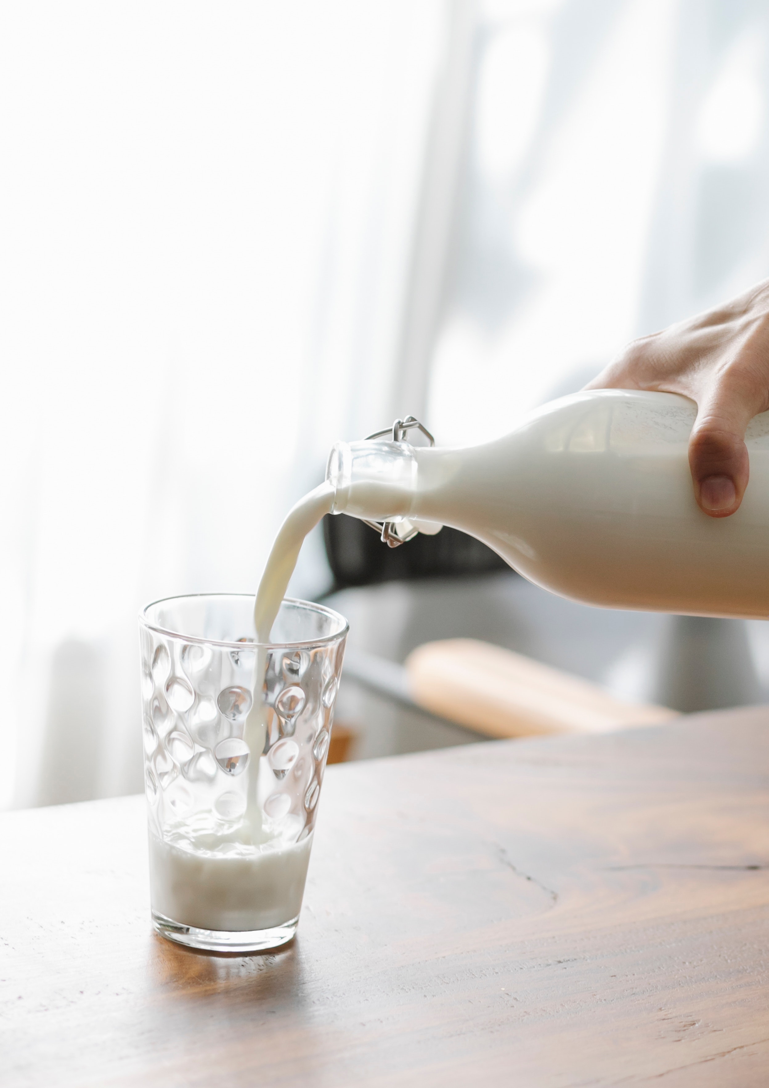 Gives milk. Молоко льется. Плохое молоко. Некачественное молоко. Всплеск молока.