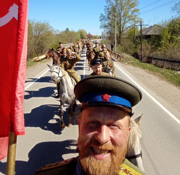 Празднование 9 Мая проходит не только в Перми, но за пределами города. Участники конно-спортивного клуба в поселке Юго-Камский в честь Дня Победы организовали конный парад, проехав верхом на лошадях по улицам поселка