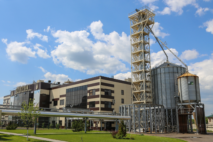 100% акций «Татспиртпрома» в результате сделки перейдут от СИНХа «Росспиртпрому». Сумма, которую называют наши источники, выглядит довольно скромно: порядка 9 млрд рублей. По данным одного из источников РБК, согласованная оценка — до 20 млрд рублей, но средства будут выплачиваться частями в течение нескольких лет