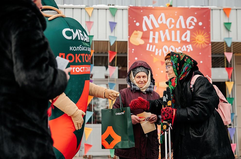 Фото Перетягивание вязанки сосисок и «Ода колбасе»: как отметили Масленицу в селе Криводановка Новосибирской области 6