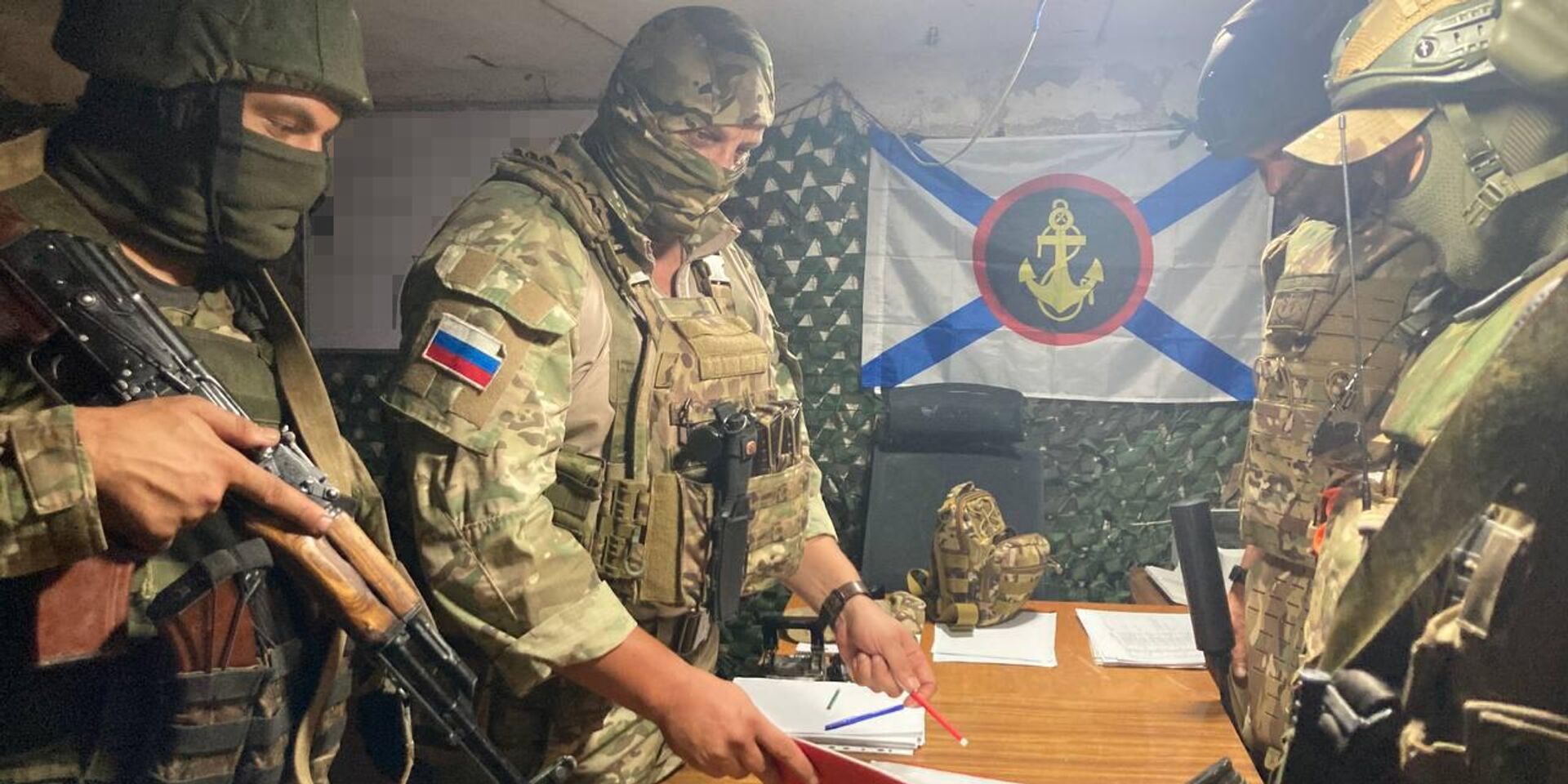 Бойцы 810-й гвардейской бригады морской пехоты проходят инструктаж в штабе на линии боевого соприкосновения в селе Работино Запорожской области - ИноСМИ, 1920, 23.01.2026