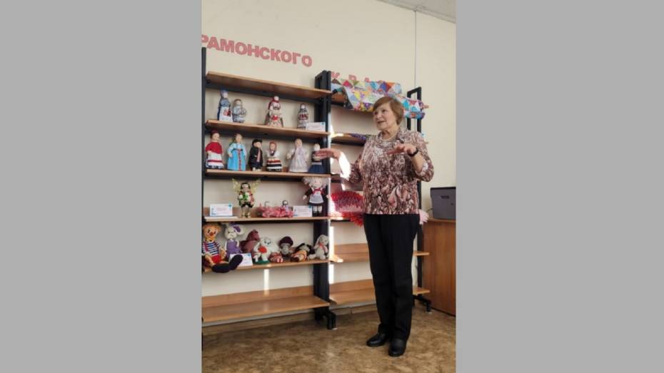 В Рамонской библиотеке открылась выставка «Радуга рукодельных фантазий»