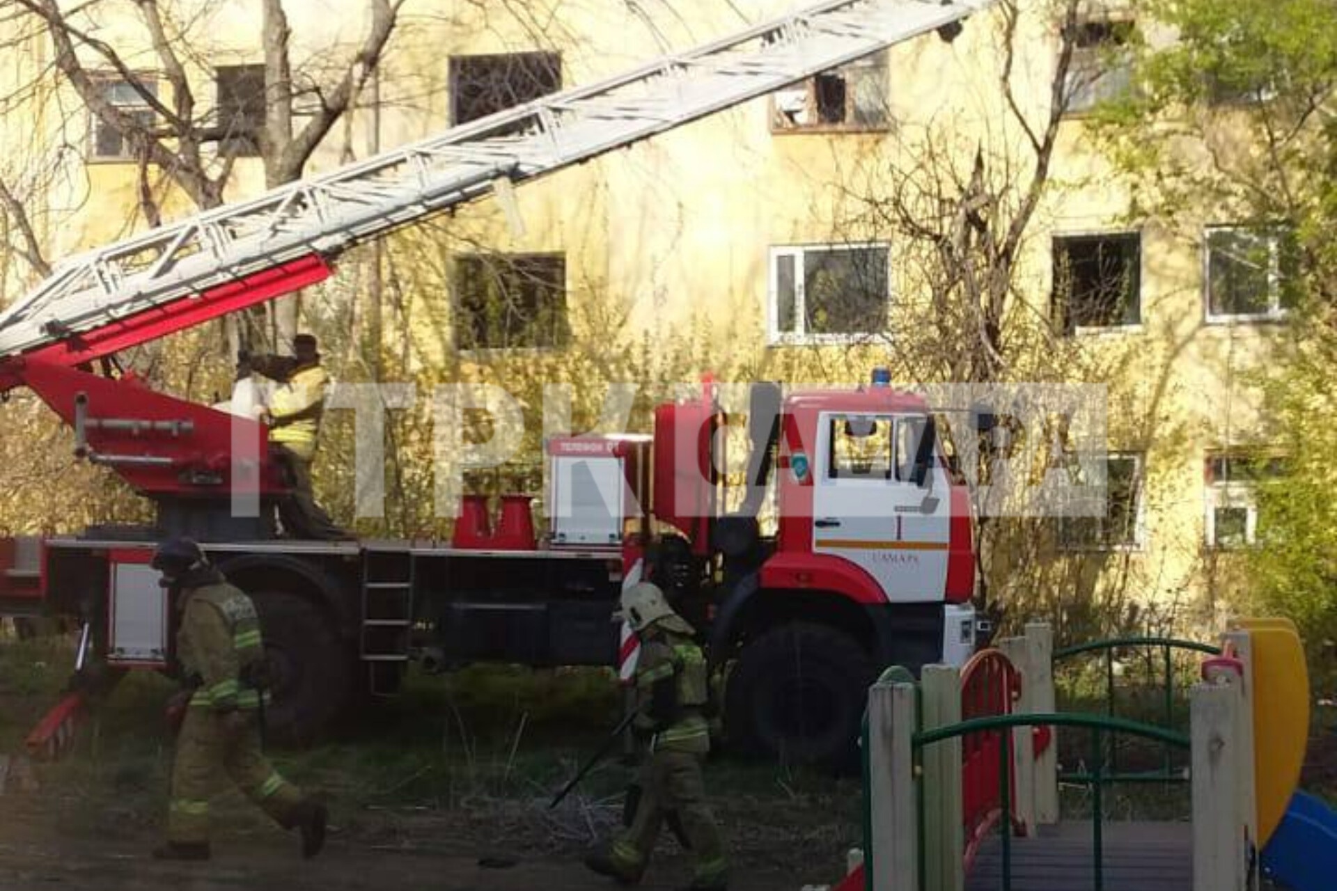 Видео пожар крокус. Тушение пожара. Пожар фото. Пожар в доме. Пожарный столб.