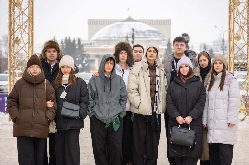 Гости города возле НОВАТа