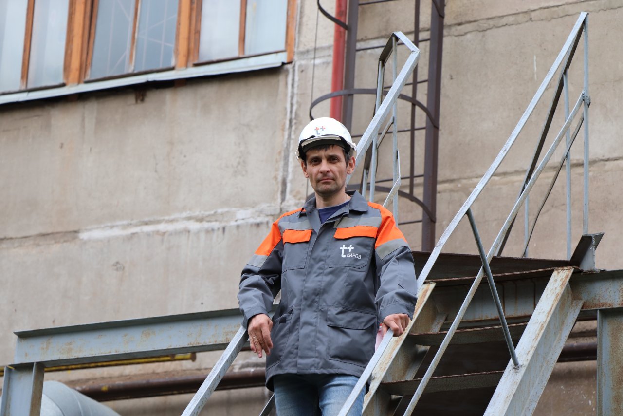 команда профессионалов за столом в каске. инженер групп. группа инженеров. Smiling worker on the factory. олег бобровский блогер.