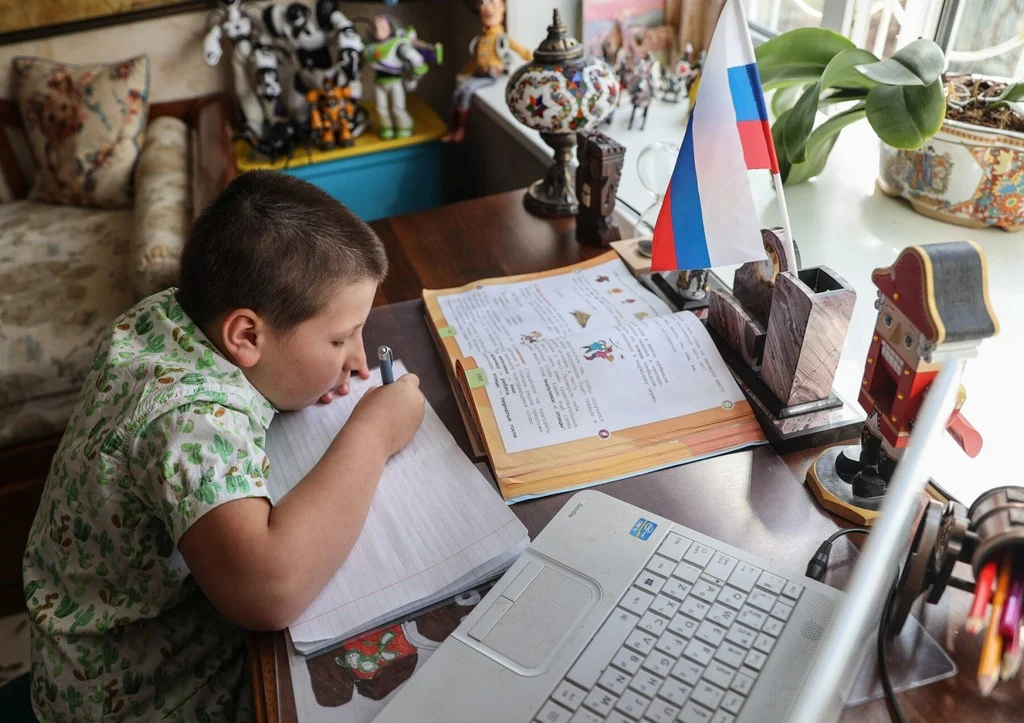 Задают ли домашнее. Ребенок делает уроки. Родители школьников. Родители первоклассников. Ребенок за уроками.