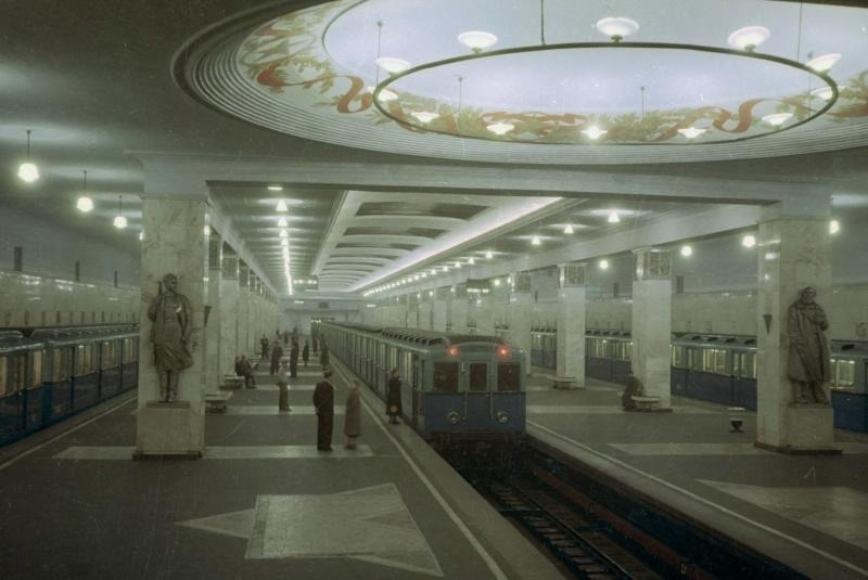 Перронный зал станции «Измайловская» Московского метрополитена, 1955 год