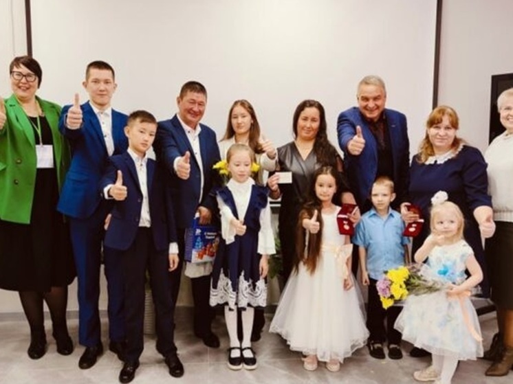 Двух многодетных свердловчанок наградили знаками отличия
