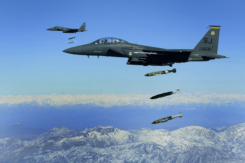 Бомбы JDAM сбрасывают американские истребители-бомбардировщики F-15