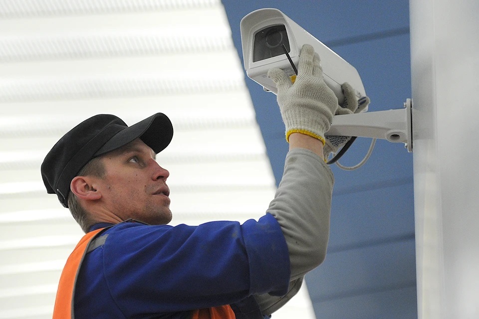 монтаж видеонаблюдения. камера наблюдения ds-1043. Security camera installation. монтажник видеонаблюдения. камера видеонаблюдения.