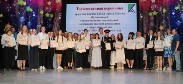 В 2025 году глава вручил премию 45 талантливым школьникам
