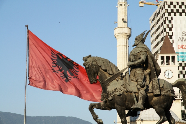 Флаг Албании и Георгий Кастриоти на коне, Тирана