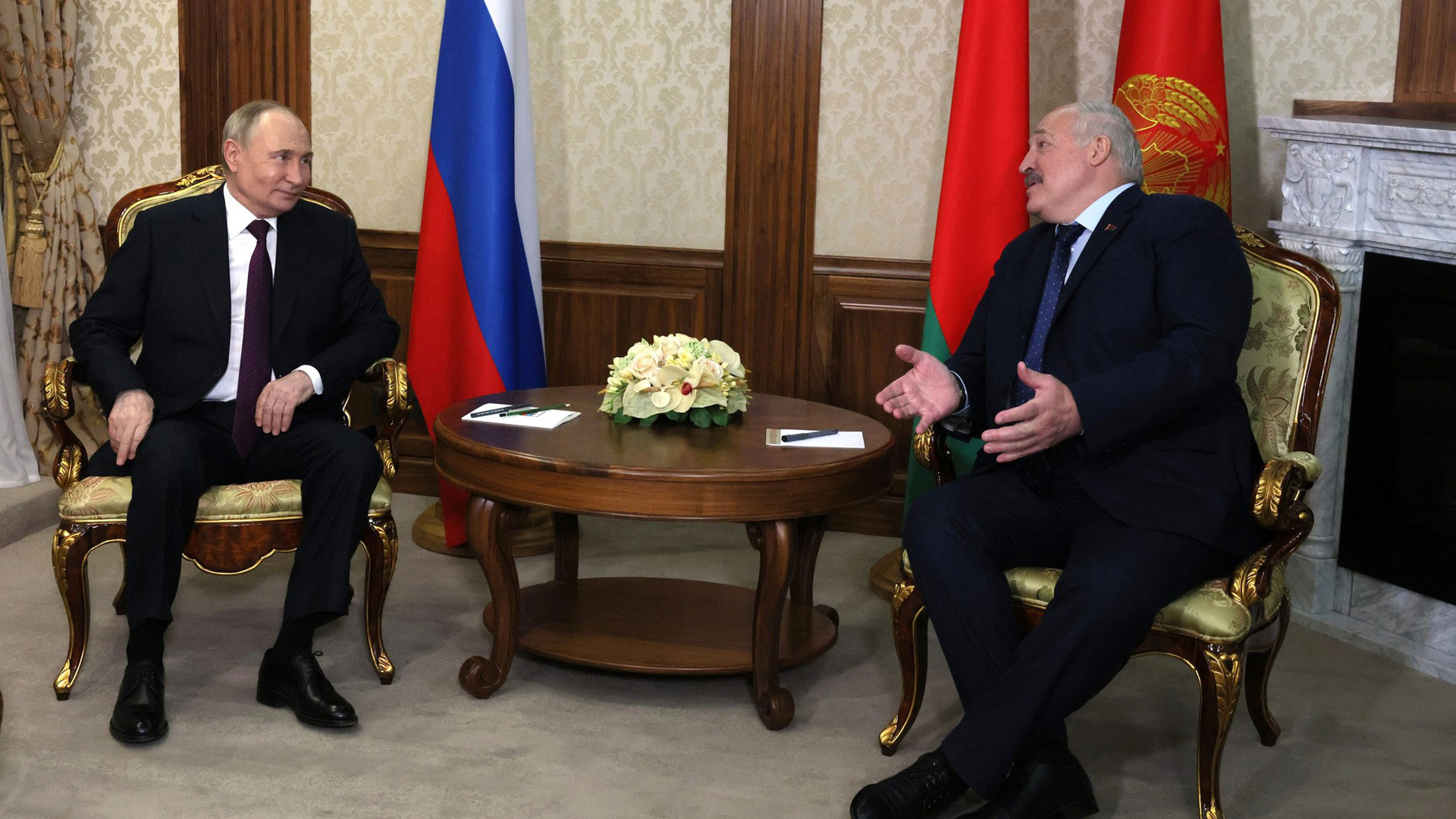 Путин обсудит с Лукашенко вторую фазу ядерных учений
