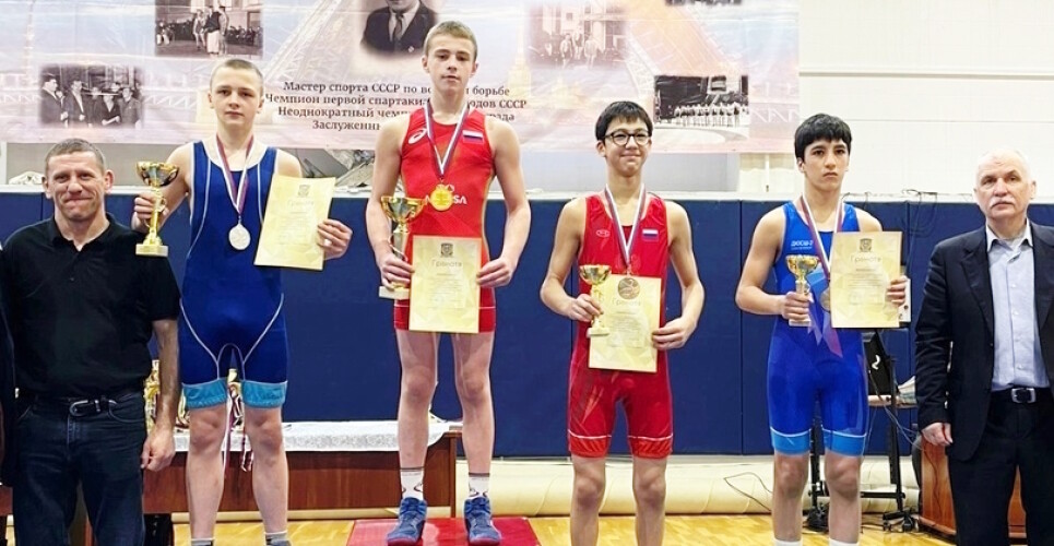 Два золота и две бронзы взяли на соревнованиях в Северной столице новгородские борцы