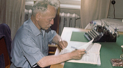 Писатель Михаил Александрович Шолохов (1905-1984) в своем рабочем кабинете в станице Вёшенская