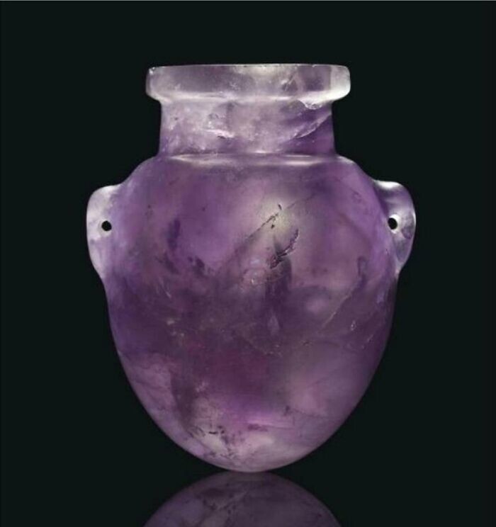 7. Неоассирийская ваза из аметиста, примерно 8 век до н.э., частная коллекция