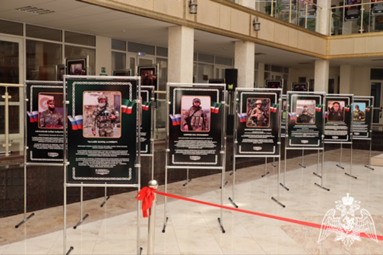 Представитель Управления Росгвардии по Чеченской Республике принял участие в открытии региональной патриотической выставки