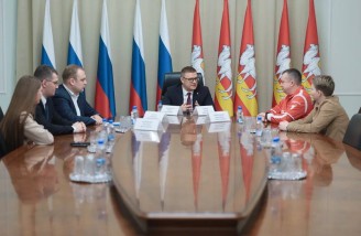Губернатор Алексей Текслер встретился с руководителем Движения Первых, Героем России Артуром Орловым
