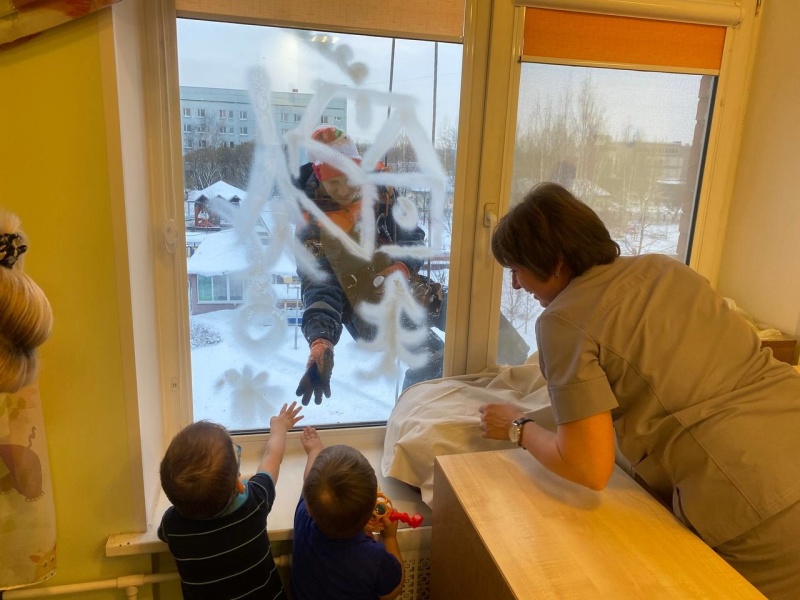 Петербургские спасатели подарили новогоднее настроение детям, которые встретят Новый год вне дома