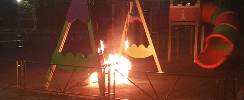 Подожгли площадку на изумрудной. Сожгли детскую площадку. Бульвар с детской площадкой. Мальчика подожгли на детской площадке. Подожгли детскую площадку.