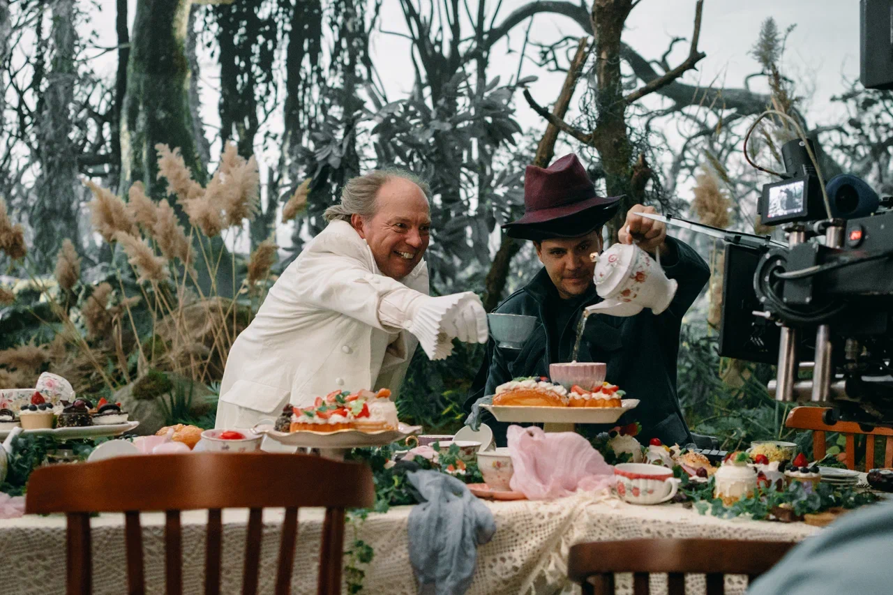 Фильм о съемках мюзикла «Алиса в Стране чудес» с Анной Пересильд выйдет в онлайн-кинотеатре Kion (фото 4)