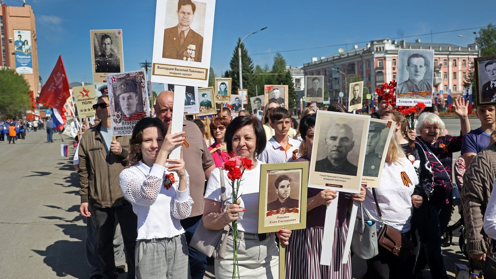 По площади с оркестром: как в Барнауле прошло празднование Дня Победы Фото №1