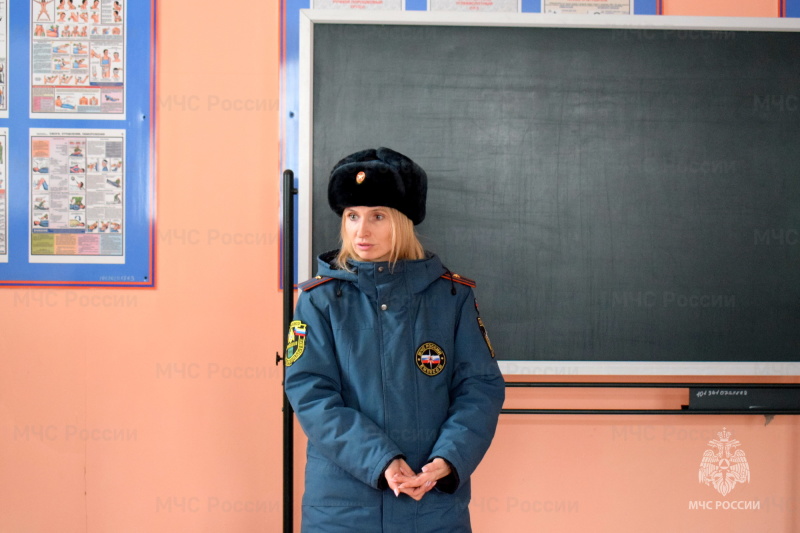 Экскурсия в пожарную часть Биробиджана: шестиклассники узнали о работе МЧС