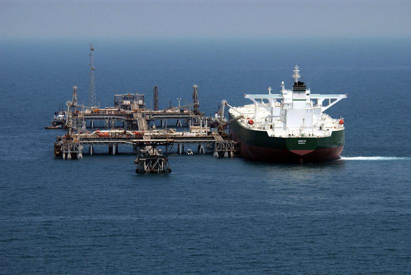Нефтяной танкер AbQaiq на терминале Мина-аль Бакр