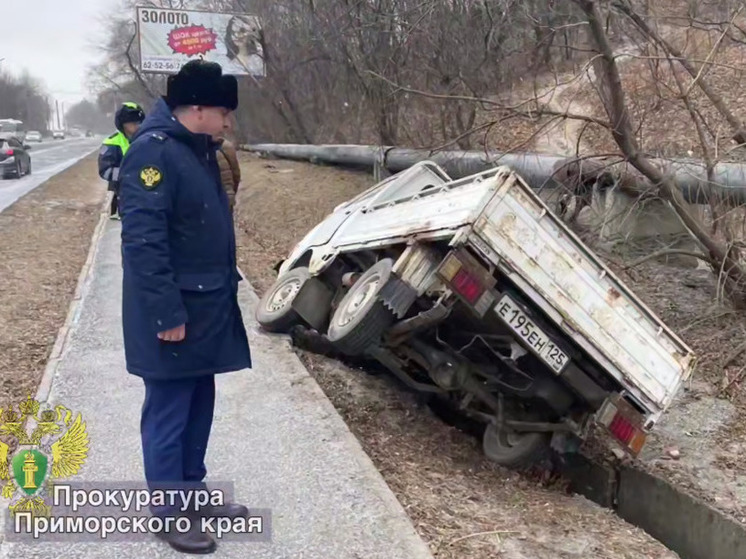 73-летний водитель сбил троих подростков на тротуаре в Находке